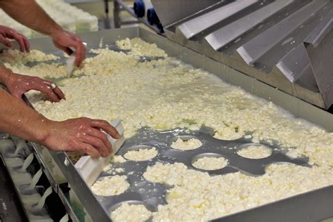 Préparation du Bibingka dans des moules traditionnels