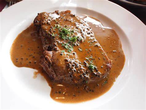 Processus cuisson et nappage de sauce au poivre