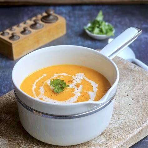 Photo finale: velouté orange nappé de crème et décoré
