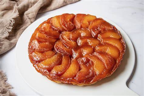 Illustration d'une Tatin de pêches dorée avec caramel et feuilletage croustillant