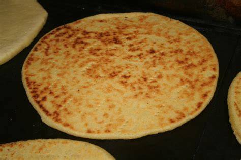 galette kesra sur poêle en fonte