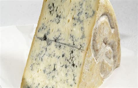 Veines bleues caractéristiques dans la pâte d'un fromage bleu