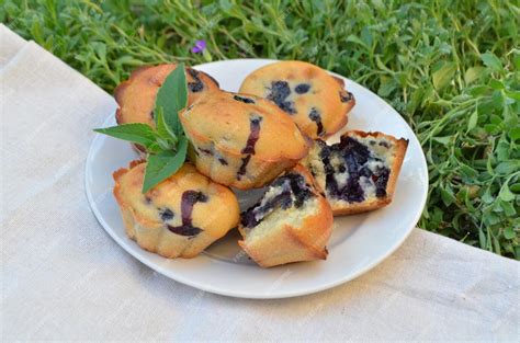une assiette de muffins faits maison