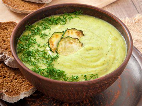 Soupe de courgettes en velouté avec garnitures délicates