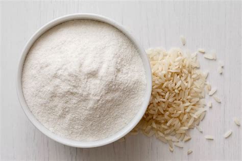 Farine de riz et levure en tamis