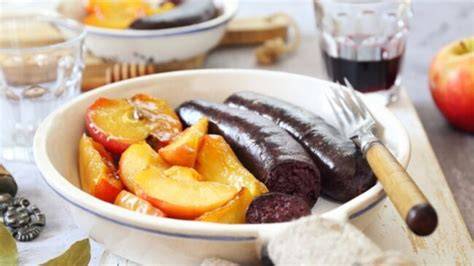Schéma de montage: boudin noir, oignons, pommes et chapeaux dans un plat allant au four