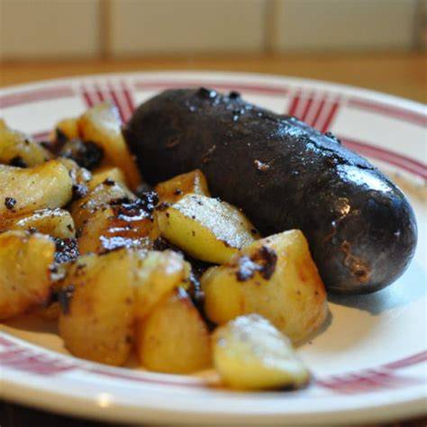 Photo d'un plat de boudin noir aux pommes au four, doré et appétissant