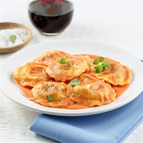 Infographie: étapes de préparation des ravioli et de la sauce tomate