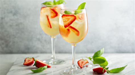 Verrines de cocktails au vin blanc avec fruits frais