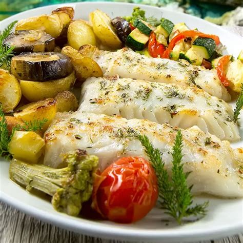 Affichage des dos de cabillaud nappés de légumes et épices dans un plat allant au four