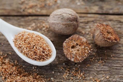 Noix de muscade fraîchement râpée sur une sauce