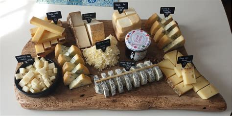 Plateau de différents fromages coupés