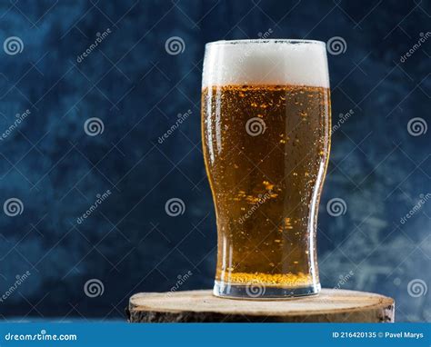Verre de bière blonde avec un croque-monsieur