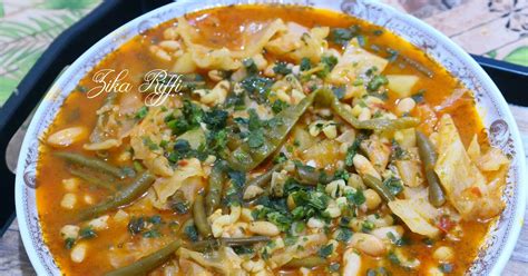 Chou vert frais et haricots blancs