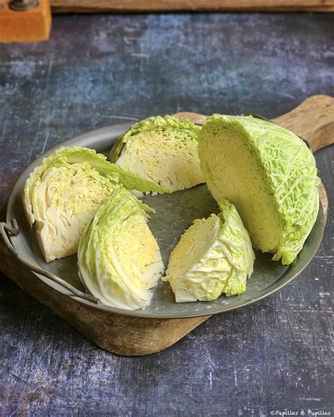 Chou vert coupé en quartiers dans une cocotte