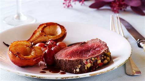 Illustration d’un filet de biche saisi dans une cocotte avec ses aromates et une assiette de sauces