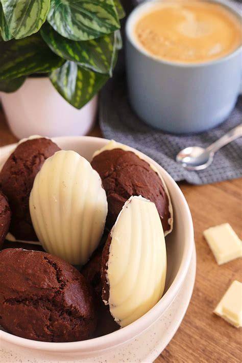 Coque en chocolat demi-œuf et stries en chocolat blanc et lait