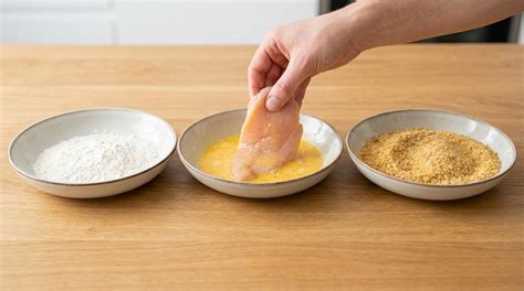 Trois bols pour la panure : farine, œufs, chapelure