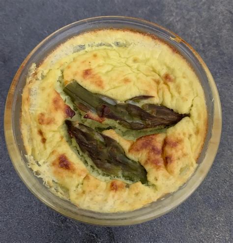 Flan aux asperges démoulé, décoré de pointes d'asperges