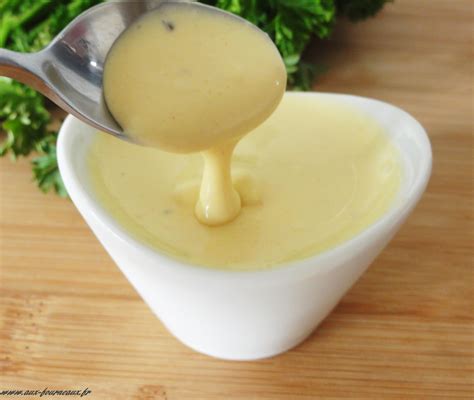 Sauce Hollandaise servie dans une saucière