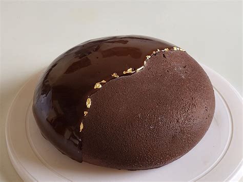 Infographie sur les couches de l'entremet: biscuit - crémeux caramel - bavaroise vanille - insert praliné - ganache montée