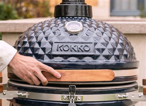Kamado Kokko cuisant une pizza