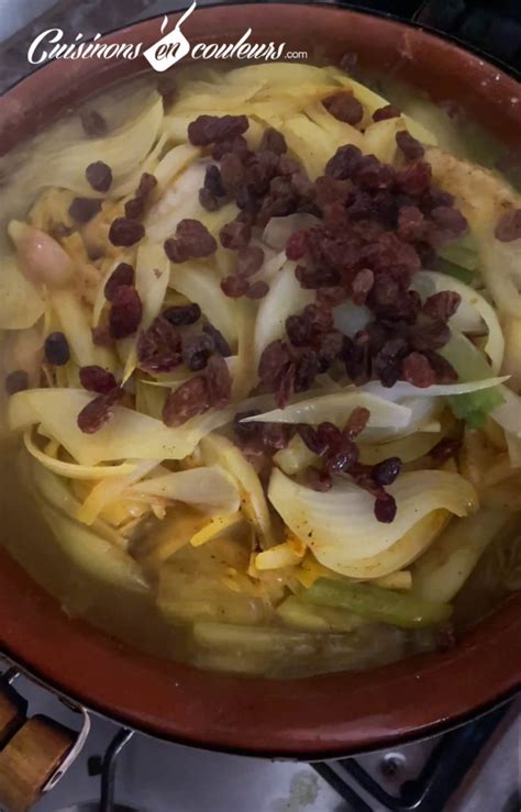 Sauteuse avec oignons et raisins en cuisson