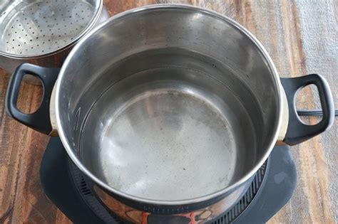 Préparation du plat dans la marmite du couscoussier