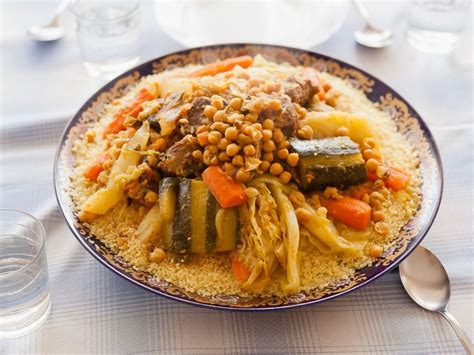 Assiette de couscous pois chiche raisins secs, gourmande et colorée