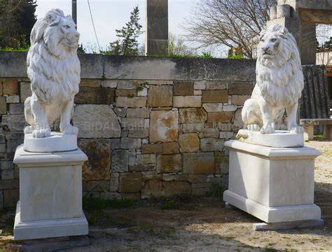 Grands lions en pierre devant monuments impériaux