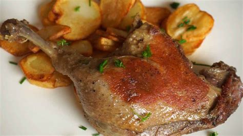 Une cuisse de canard dorée sur un lit de navets caramélisés