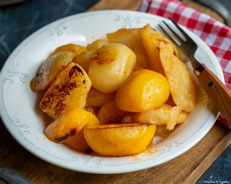 Rondelles de navets caramélisés dans une poêle
