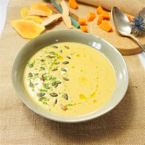 Photo: bol de velouté velouté de courge coco et coriandre avec graines grillées