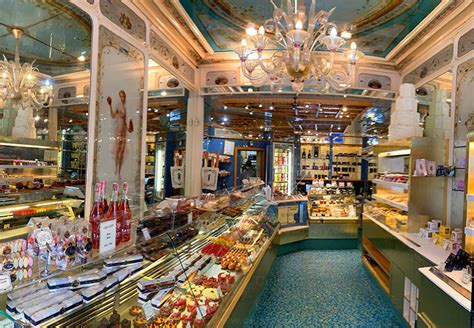 Intérieur historique de la pâtisserie Stohrer