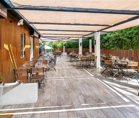 Terrasse estivale et salle climatisée