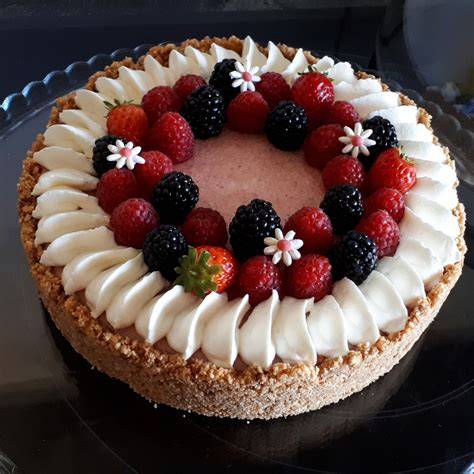 Gâteau génoise et chantilly avec fruits rouges