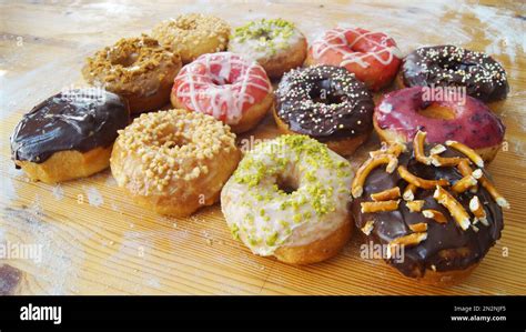 Une variété de beignets frits colorés et appétissants