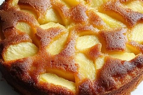 Bol avec des ingrédients pour gâteau aux pommes