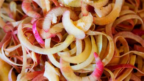Épluchures de pommes avec sucre et cannelle