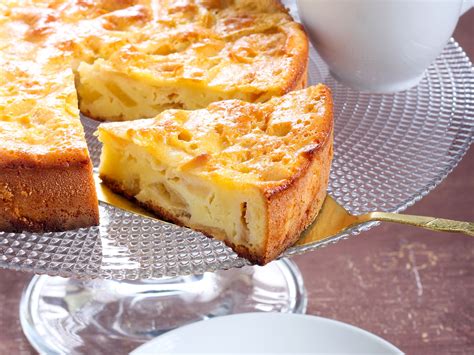 Tranches de gâteau aux pommes sur une assiette