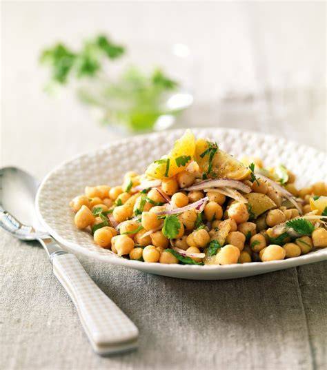 Salade de pois chiches au cumin garnie de persil et citron frais