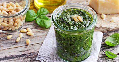 Photo des ingrédients du pesto au basilic et pignons de pin