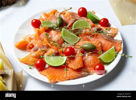Assiette avec pavé de saumon, tomates cerises et pignons de pin