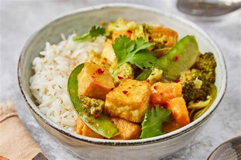 Illustration d’un curry de patates douces au tofu avec brocoli et riz basmati