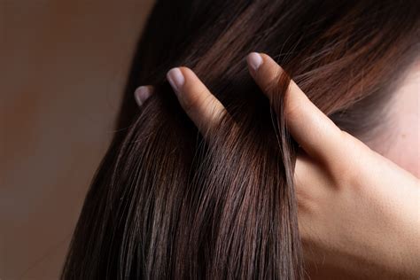 Femme avec des cheveux brillants et des ongles forts