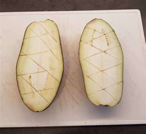 Aubergines coupées en deux, quadrillées et assaisonnées
