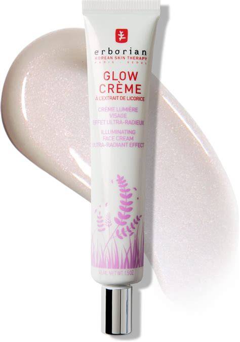 base illuminatrice et goutte de produit sur le dos de la main