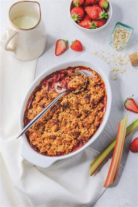 Infographie: étapes clés pour un crumble fraise rhubarbe réussi