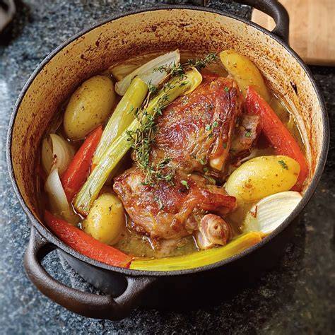 Jarret de porc mijoté dans une cocotte avec légumes