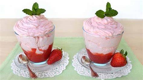 Illustration: schéma de montage d'une mousse de fraises en verrine avec couches de purée et de chantilly